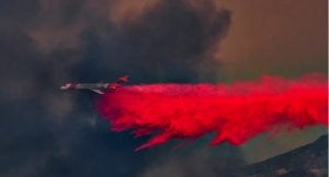 Pó rosa usado no combate aos incêndios em Los Angeles