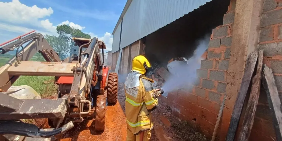 Incêndio envolvendo nitrato de amônio em São Sebastião do Paraíso mobiliza Bombeiros e equipes de emergência